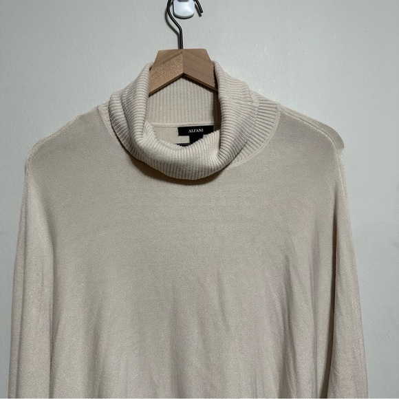 Women’s Alfani Turtle Neck Cream Long Sleeve Ruffle Sweater Size Large - Picture 5 of 8